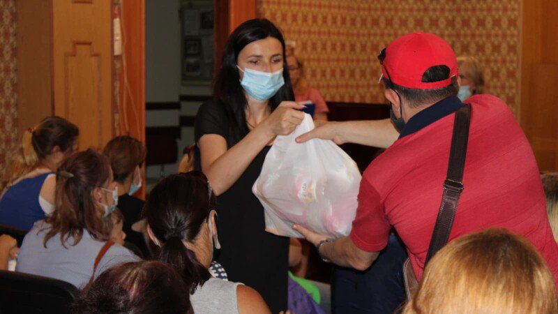 У Луцьку до Дня родини роздавали подарунки