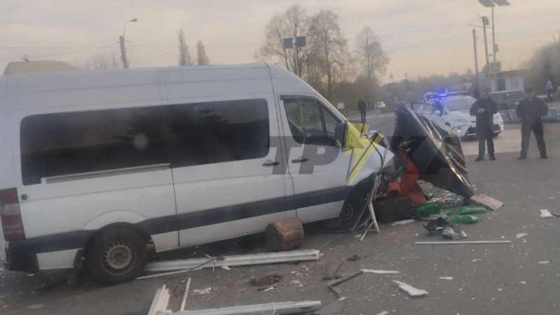 Поблизу Луцька автомобіль врізався в блокпост, є постраждалі