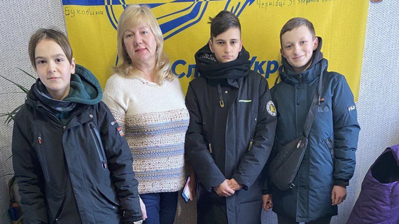 Підлітки з Волині виготовили близько 400 окопних свічок