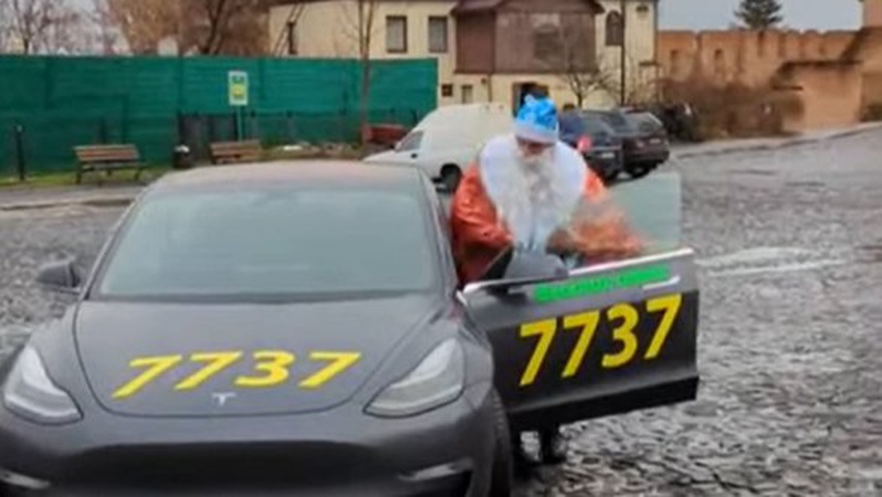 Миколай на «Теслі»: волинян підвозить креативний таксист