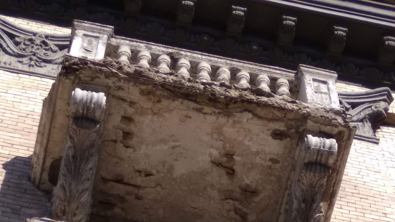 У центрі Луцька на чоловіка ледь не впав балкон