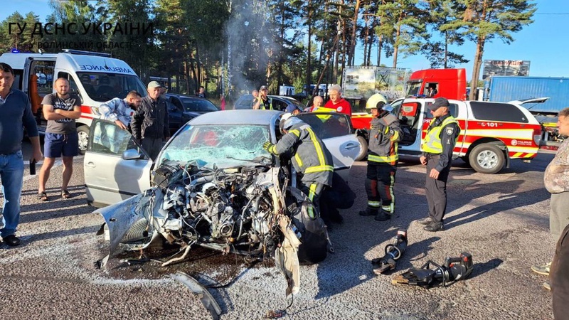 На Волині легковик зіткнувся з фурою: загинула людина. ФОТО