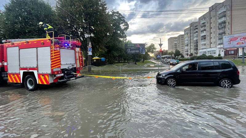 Луцькі рятувальники відбуксирували автомобіль із підтопленої дороги. ФОТО