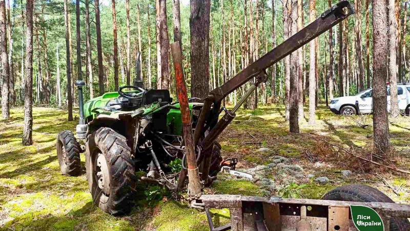 Серед лісу на Волині зупинили трактор з нелегальною деревиною