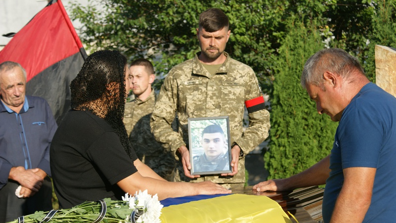 Батьки втратили єдиного сина: у Рожищі на колінах зустрічали загиблого 20-річного Героя Івана Перія