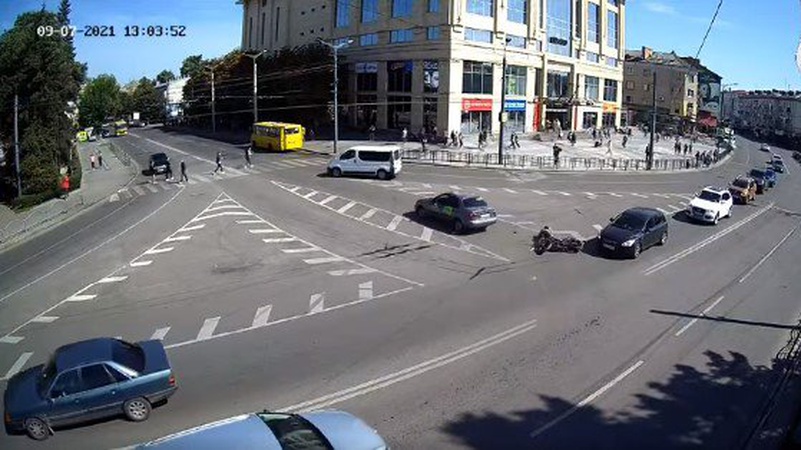 У центрі Луцька аварія за участю мотоцикліста та водія таксі: відео зіткнення