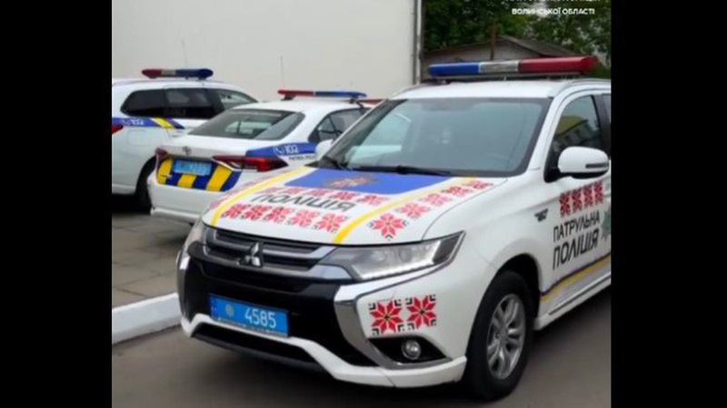 Волинські патрульні «одягнули» службові авто «у вишиванки»