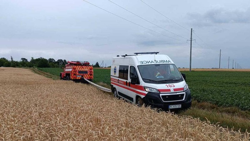 На Волині рятувальники витягли автомобіль швидкої з багнюки