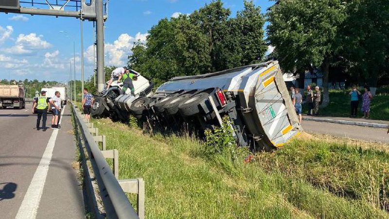На Рівненщині перекинулася фура із зерном відомої волинської фірми. ФОТО