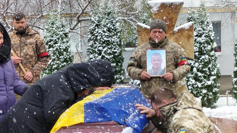 Снігову заметіль розривали постріли та звуки Державного Гімну: у Рожищенській громаді попрощалися з померлим захисником
