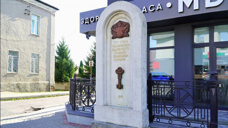 У Володимирі оновили в’їзні знаки, знищені вандалами