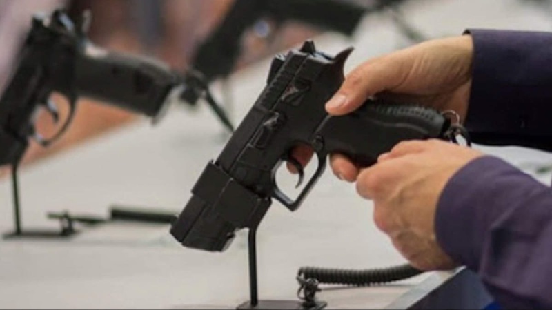 З наступного року українцям дозволять вільно купувати пістолети