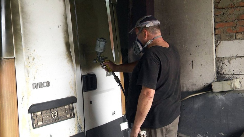 Волинянин безкоштовно фарбує машини військових