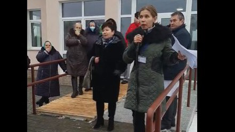 На Ратнівщині антивакцинатори підбурюють людей перекривати дорогу