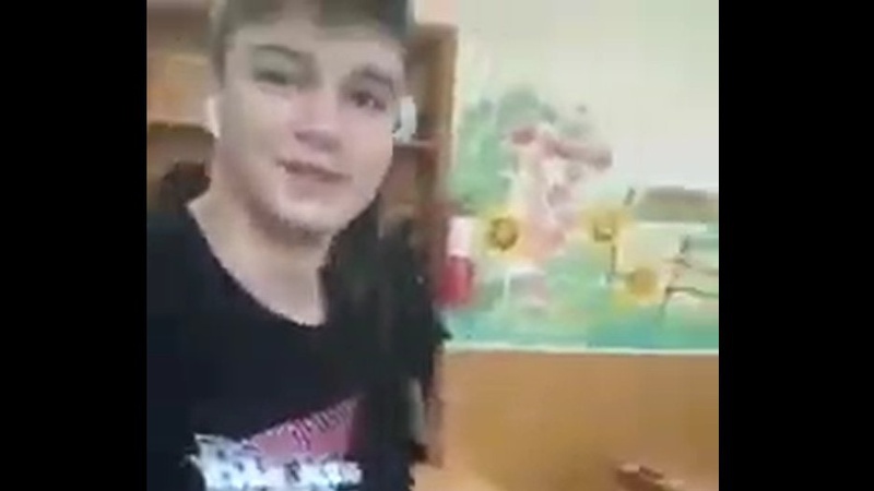 Зірвав з дошки та кинув на підлогу: учні поглумилися над прапором України