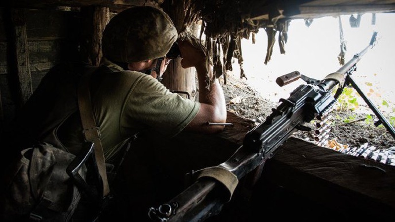 На Донбасі поранили українського військового