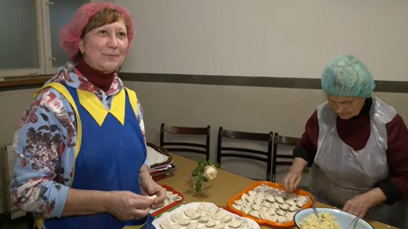 У Луцьку волонтерки готують для військових півтисячі вареників за раз