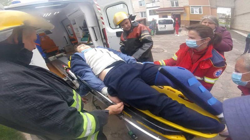 Підвернув ногу та застряг: юний волинянин невдало покатався на дитячій гірці