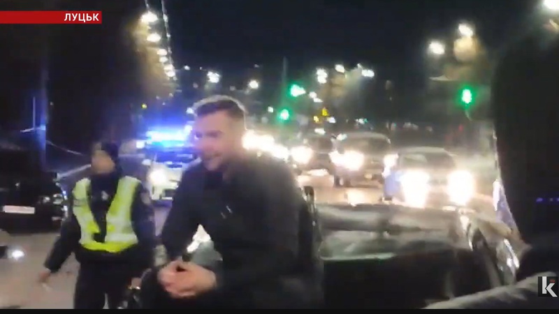 На потрощеному авто влаштували фотосесію: очевидці розповіли про ДТП у Луцьку