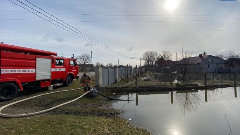 На Волині з двох затоплених обійсть відкачали 600 кубометрів води