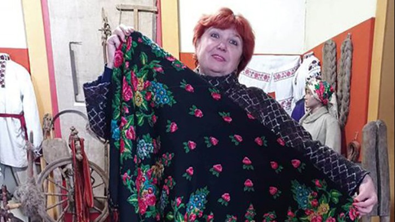 У музей на Волині передали жіночу хустку 60-х років минулого століття