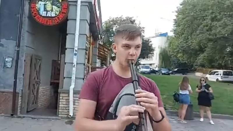 Дев’ять місяців тому грав на Лесі Українки в Луцьку, а тепер звуки його сопілки слухає весь світ. ВІДЕО