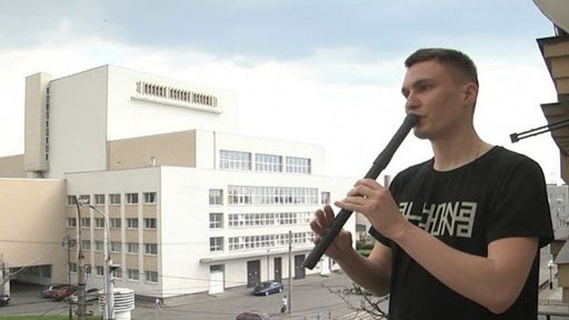 Музикант гурту Go-A з Волині грає на сопілці з Лесиного ясена