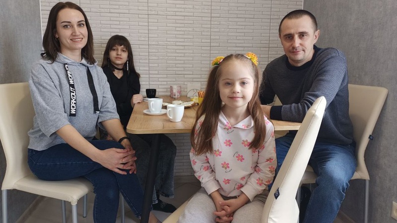 «Постійні обійми, посмішка, я тебе люблю»: історія луцької сім’ї, яка виховує «сонячну» донечку