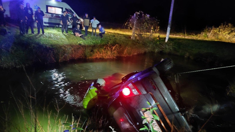 ДТП на Волині: автомобіль злетів з дороги у водойму