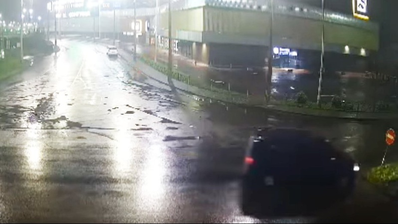 ДТП у Луцьку: «Мерседес» наїхав на острівець безпеки і збив дорожній знак