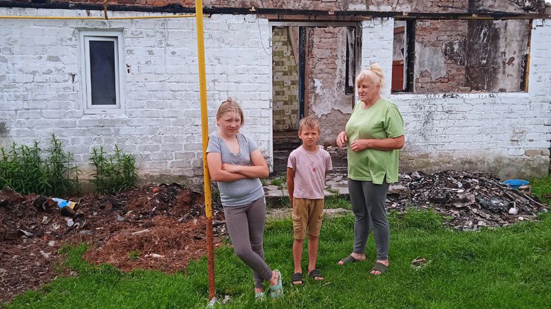 Бабусі, яка сама виховує онуків, потрібна допомога на відбудову згорілого будинку