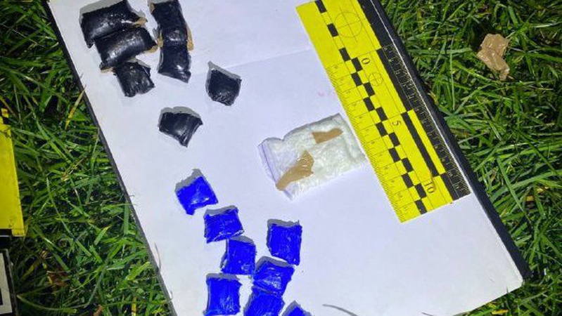 Втікаючи, перекинув 15 згортків через паркан: у Луцьку затримали чоловіка з наркотичними речовинами