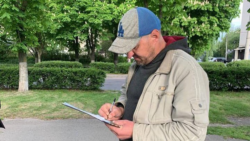 У Луцьку покарали продавця, який торгував сурогатом біля парку