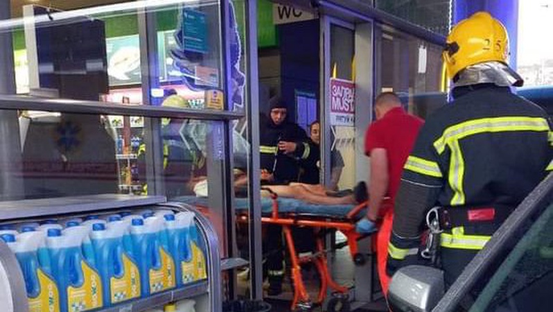 У Луцьку рятували чоловіка, який втратив свідомість у вбиральні на АЗС. ФОТО