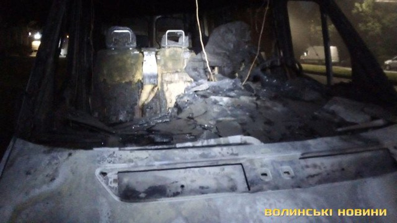 У Луцьку на Соборності вночі згорів вантажний бус. ФОТО