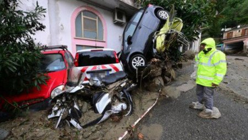 Людей шукають під багнюкою: на курортному острові Італії – маштабний зсув ґрунту. ФОТО