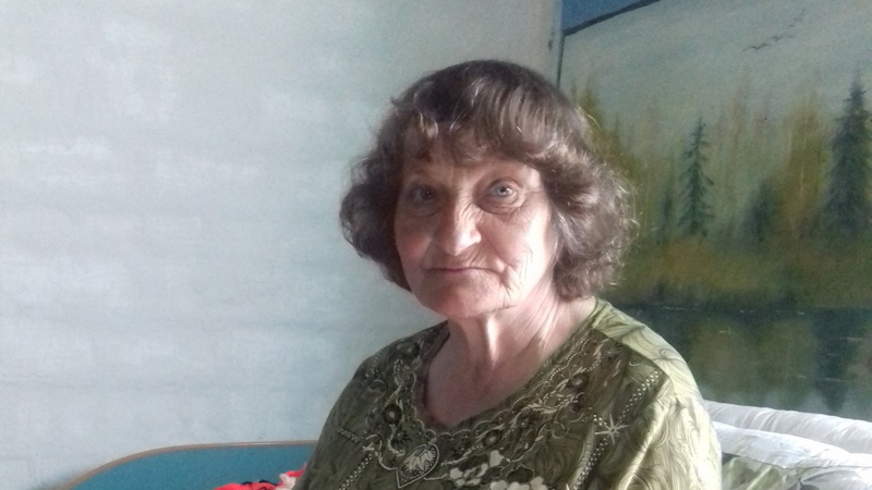 Волинянка вишиває рушники та дарує їх людям