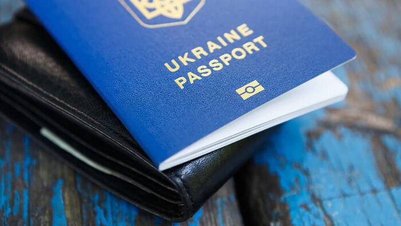 Як замінити закордонний паспорт за межами України: роз'яснення МЗС