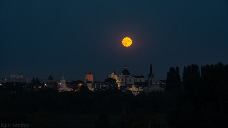 Над Землею зійшов супермісяць: фото над історичними пам’ятками Луцька