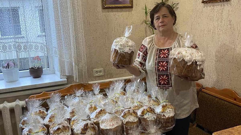 Коровайниця з Волині щорічно пече для воїнів понад 50 пасочок