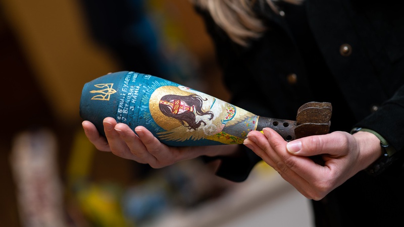 У парламенті Литви презентували уламки зброї, які розмалювали діти-волонтери з Волині