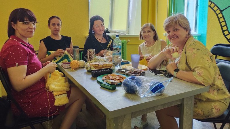 «Нитка єднання»: у Луцьку в’яжуть теплий прапор України