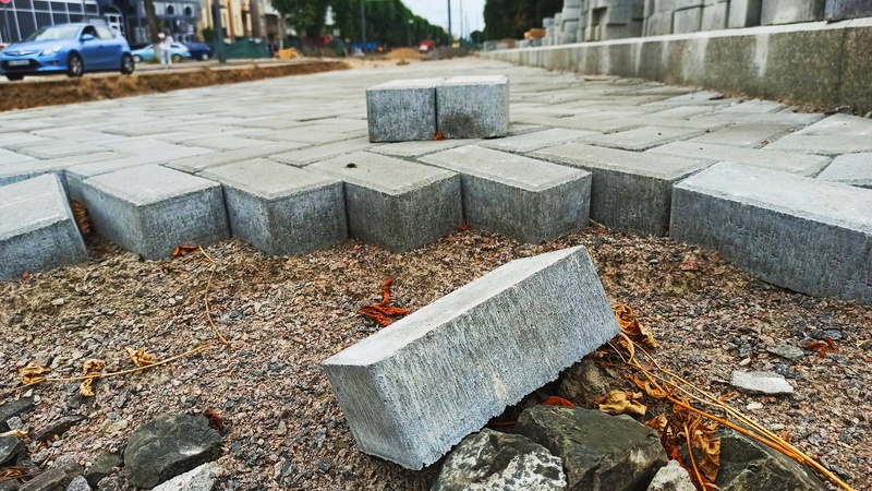 Смітник у пеньку, неприкаяна бруківка й ефект мокрого асфальту на проспекті Волі в Луцьку. ФОТОРЕПОРТАЖ