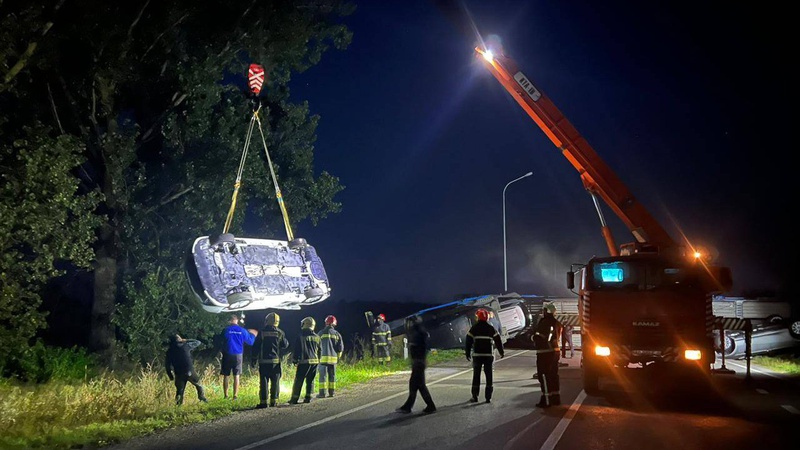 ДТП на Ковельщині: перекинувся автовоз, що транспортував легкові автомобілі. ФОТО