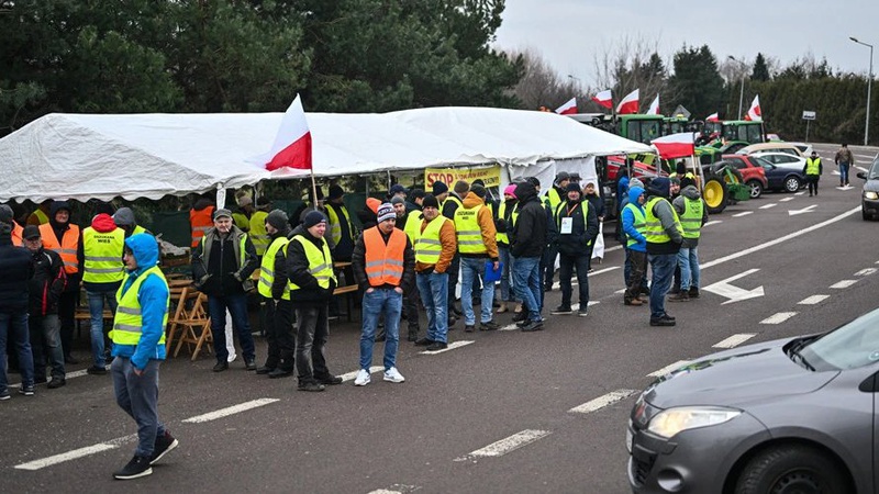 Польські страйкарі почали пропускати легкові авто й автобуси на двох пунктах пропуску