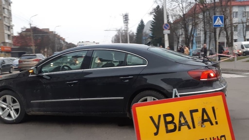 У Луцьку аварія: легковик влетів в автомобіль «швидкої»