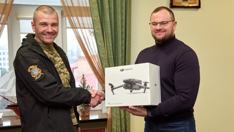 У Луцьку військовим передали квадрокоптер