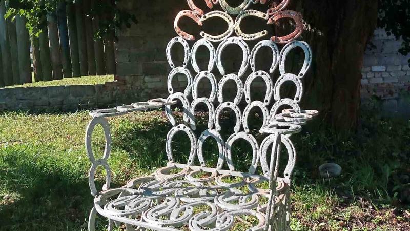 У Горохові встановили унікальний «трон» з 84 кінських підков