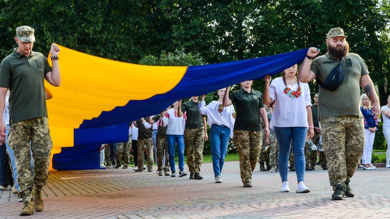 На Волині розгорнули 31-метровий прапор та вручили рідним посмертні нагороди Героїв