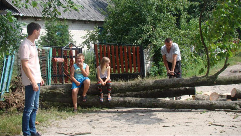 Пошкоджений будинок, повалені дерева та знеструмлення: на Волині борються з наслідками буревію